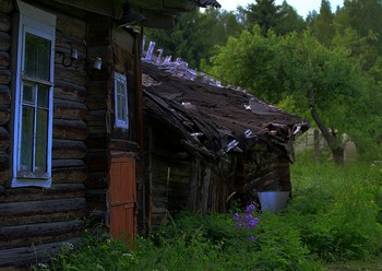 Деревенский этюд... / &quot;Нежилых, людьми брошенных хат,
Пустота окон смотрит незряче.
А когда-то, лет много назад,
Здесь не так всё — всё было иначе...&quot;