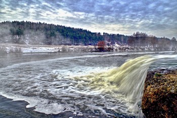 вид водосброса / Сброс воды в реку