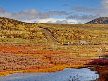 плотина / Дамба Навахо (Navajo Dam) на реке Сан-Хуан в пустыне Нью Мексико 
https://www.usbr.gov/uc/rm/crsp/navajo/index.html