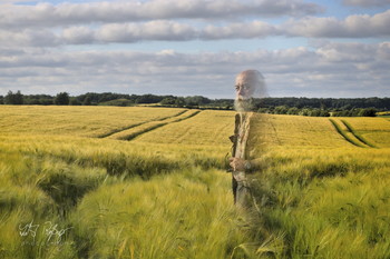 Fading away / Landschaft, in der ein Mann verweht.