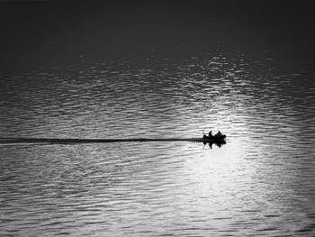 С рыбалки / Закат,где то в далеке по Волге мчит моторная лодка. пересекает Солнечный блик...Стоп.Кадр...