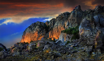 скала-накала / Крым, Алушта, дымящийся утюг на Демерджи