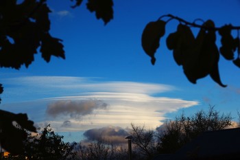 *У нас побывала небесная тарелка!** / Лентикулярные облака-одно из красивейших и редких явлений. Образуются на высоте от 3-х до 20--ти километров. Главная особенность этих облаков в том,что они остаются неподвижными даже при сильнейшем ветре.