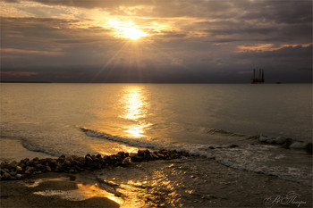 Утомлённое солнце нежно с морем прощалось... / Балтийское море