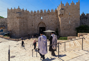 У ворот старого города. / У одних из ворот Иерусалима.