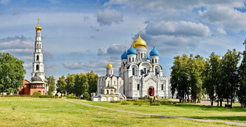 Николо-угрешский монастырь / Слева,Церковь Усекновения Главы Иоанна Предтечи в колокольне. 
Прямо Собор Николая Чудотворца. 
Справа ,Собор Спаса Преображения.