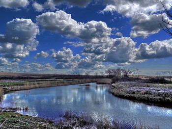 Отражение / Река,кучерявые облака.