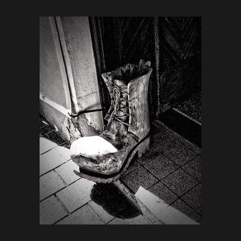 &nbsp; / - Если б я был щукой! - вздохнул башмак. - Но я всего лишь старый башмак. Если б я был щукой,знаешь что бы было тогда?⠀
- А что бы было? - заинтересовалась Лизанька.⠀
- Я бы поплыл в Америку.- Сказал башмак.⠀
- В Америку? Зачем?⠀
- Потому что мой друг уплыл в Америку.⠀
- Скажи, а разве твой друг - щука? И как долго он плыл до Америки? - Спрашивала и спрашивала Лизанька с любопытством.⠀
- Нет, он не щука, он такой же башмак, как и я, только с другой ноги. Ты понимаешь?⠀
- А что понимать? - удивилась Лизанька.⠀
- Ну как же, он прыгнул в колодец, крикнул: «Ну, прощай!» и поплыл в Америку, на другой край света, прямо сквозь Земной Шар.⠀
- (Кирси Куннас «Лизанька и башмак»)⠀