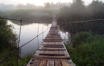 Шаткий мостик / Туманным утром на речке