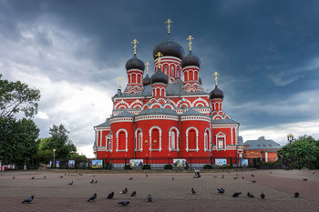 Воскресенский собор / Воскресенский собор был построен в духе псевдорусского зодчества петербургским архитектором П.Меркуловым в 1874 году на месте деревянной церкви, заложенной в 1620 или 1640 году. К проекту приложил свою руку ректор Академии искусств Санкт-Петербурга Леонтий Николаевчи Бенуа.