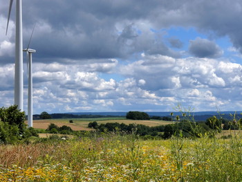 &nbsp; / Ausblick von einer Anhöhe im Weserbergland, blauer Himmel, Sonnenschein und Wolken bis zum Horizont, dort liegt der Solling auf der anderen Seite der Weser.