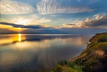 Волга. / Одно из самых широких мест разлива реки Волги. На переднем плане левый берег у села Ягодное. От этого берега можно местами пройти до 200 метров по дну, вода будет по грудь. Волга &quot;пожирает&quot; песчанный берег...