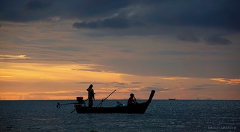 смотри закат. двое в лодке. о. Ко - Ланта. / Индийский океан 

music: Rosa dos Ventos
https://www.youtube.com/watch?v=i2S00KMgb6Y