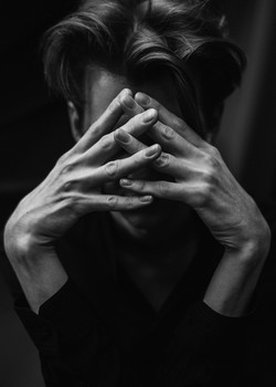 &nbsp; / #conceptphoto #жанровыйпортрет

фото: Марина Щеглова
в кадре: Роман
локация: Флакон

#sheglovaphoto #фотографмаринащеглова #портрет #жанровыйпортрет #руки #концептуальноефото #portrait #bnw #moscow #москва