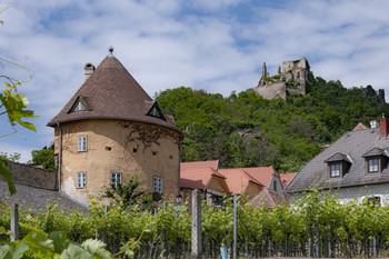 Дюрнштайн / Дюрнштайн - город в долине Вахау в Австрии. В замке, который в верхней части, был заточен Ричард Львинное Сердце в 12 в., плененный во время очередного Крестового похода