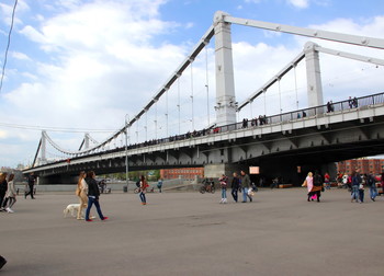 Московский Крымский мост / Из истории: Построен в 1938 году. Общая длина мостового перехода — 668 метров, из них на долю непосредственно моста приходится 262 метра.