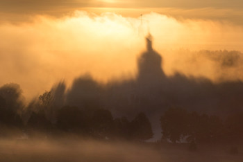 видЕние / видЕние, тень от храма на тумане.
Если приглядеться, то за туманом можно разглядеть и купол настоящего храма