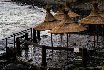 Несезон / Пустующее кафе на берегу Чёрного моря в холодное время поздней осени. Анапа, Большой Утриш, ноябрь 2018