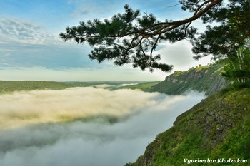 Катунские утёсы в тумане / Таштагольский район, Кемеровская область