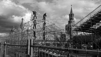 Мужчины за работой / Фотография была сделана в августе 2019 в Москве, на Красной площади, во время демонтажа стальных конструкций.