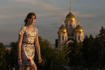 Девушка с гвоздикой на Мамаевом кургане / Волгоград, июль 2020.