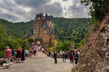 &nbsp; / Замок Эльц – один из самых красивых и самых известных дворцов Германии. Спрятанный в густом лесу недалеко от Кобленца, он почти тысячу лет привлекает к себе толпы любознательных туристов.