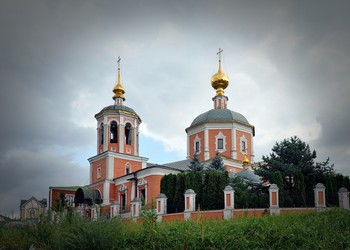 Церковь Троицы Живоначальной в Троицком / Прекрасный храм. Сейчас работают только два придела, т.к. его расписывают.
Хор великолепен! Никогда и не где не слышал такого пения. И по сравнению с храмами, расположенными и в спальных районах, тут не много народа!