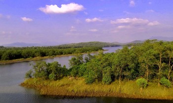 Из далека долго / Тунгабха́дра — священная река в южной Индии, течёт через штаты Карнатака и Андхра-Прадеш, где впадает в Кришну. В эпосе «Рамаяна» эта река называлась «Пампа», хотя сейчас это название носит река Керала. Тунгабхадра образуется из слияния рек Тунга и Бхадра и течёт на восточном склоне Западных Гат в штате Карнатака.