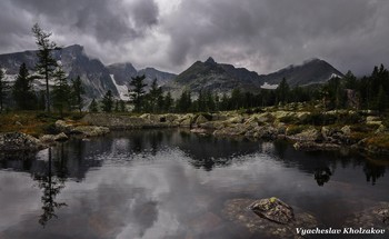 Пасмурный день в горном озере / Кузнецкий Алатау, Хакасия