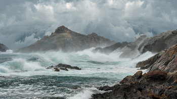 В опасные дни / Весенний шторм на побережье Лионского залива. Пейзажная панорама. Национальный парк Кап де Креус, Коста Брава