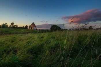 Урочище / Церковь Иконы Божией Матери Федоровская(1808 год постройки, закрыта не позже 1930-х, алтарь, трапезная и колокольня сломаны) в урочище Ильинское Шихматовых Нерехтского района Костромской области.