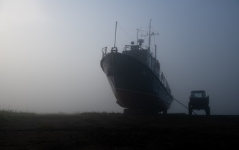 Двое в тумане. / Тайны тумана.. катер ведет на веревочке трактор..