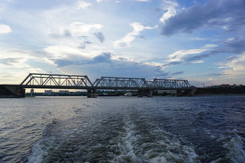 прогулка по реке Самарка / прогулочный катер, на котором мы посмотрели 5 мостов Самары. Они находятся на реке Самарка,которая плавно втекает в реку Волга. Позади оказался железнодорожный мост(третий)По нему проходят все поезда,которые прибывают в Самару