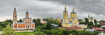 Панорама с Саборной горы, исторической части Серпухова. / Слева Успенская церковь, построенная в псевдорусском стиле фабрикантом и меценатом Николаем Коншиным.В центре Ильинская церковь, выполненная в стиле раннего классицизма в 1748 г. мастерами из Москвы. А за ней виднеется храм Живоначальной Троицы с великолепным орнаментом фасада и шатровой колокольне