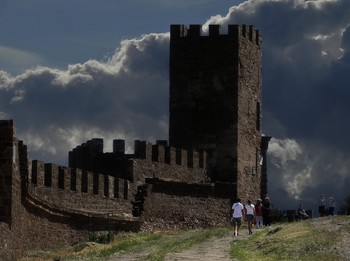 Мрачноватый артобьект / Фрагмент Генуэзской крепости в Судаке