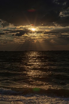Азовское море перед закатом / Фотография была сделана на Азовском море, в городе Ейск, в августе 2020 г.