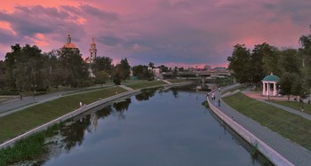 Гроза надвигается на город / Гроза надвигается на город, но люди спокойно прогуливаются по набережной.