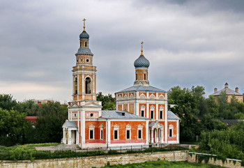 Успенская церковь в Серпухове / В конце 1854 года, на средства фабриканта Николая Коншина, была построена Успенская церковь в псевдорусском стиле. Композиция его проста: это одноглавая церковь, трапезная и колокольня. Оформлена в стиле московского барокко XVII века.