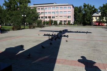 Тень памяти войны. / Тень от самолёта постаментов установленных связанных с Великой Отечественной Войной.