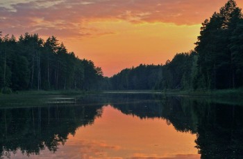 Алая заря в дымке туманной / Алая вечерняя заря в дымке туманной над озером