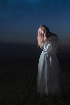 ночь / Девушка в белом платье, ночью в поле.