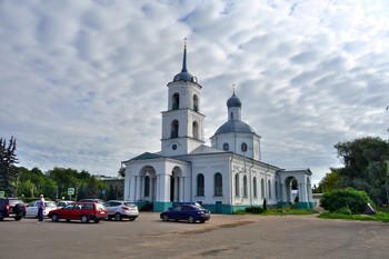 &nbsp; / Строительство Троицкого собора в Острове связано с именем Екатерины II. Инспектируя в 1780 году новоустроенные губернии, она проездом побывала в Острове. Город на правом берегу Великой тогда только начинал строиться по недавно утвержденному плану. Центром его мыслился собор.
В 1786 году начались строительные работы. В 1790 году новый соборный храм Острова освятили....
Впоследствии Троицкий собор неоднократно перестраивался, но как и было замыслено, Троицкий собор стал духовным и архитектурным центром города Остров.
---------------------------------------------------------
&quot;Идите в храм! Идите за Любовью,
Не ждите дня, когда наступит край.
Не верьте лжи, не верьте пустословью,
Не верьте сказкам про безбожный рай!&quot;