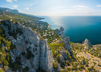Скалистый берег Крыма / Солнечное море, летняя зелень, синева воды.
Конец июля, 2020 года.