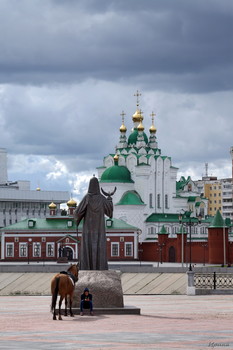 &nbsp; / Церковь Троицы Живоначальной.Является одной из самых древних на территории Йошкар Олы.Первоначально храм был деревянным и первое известное ныне свидетельство о нем относится к 1646 году. Первый этаж каменной Троицкой церкви был построен в 1736 году, во времена царствования императрицы Анны Иоанновны, и является самым древним каменным зданием Царевококшайска...Площадь на которой стоит Алексий(скульптура)-Патриаршая.