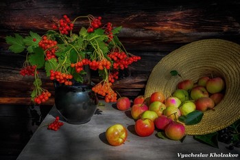 Натюрморт соломенная шляпа с яблоками / ***