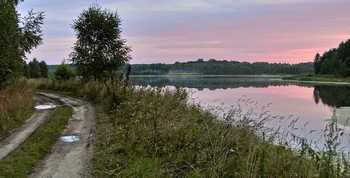 Летним вечером вдоль берега озера / Летним вечером вдоль берега озера