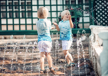 Фонтан-шутиха &quot;Диванчик&quot; в саду Монплезир. / Fountain-firecracker &quot;Sofa&quot; in the garden of Monplaisir.As soon as you touch or sit down, splashes or jets of water suddenly fly out(Peterhof)