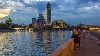 Вечер / на набережной. Москва.