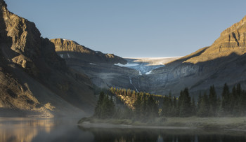 Ледник Боу / Ледник Боу над одноименным озером в заповеднике Банфф. Послерассветный туман