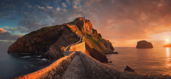 Gaztelugatxe / Свет над островком Gaztelugatxe (Испания, Страна Басков, Бискайский залив).